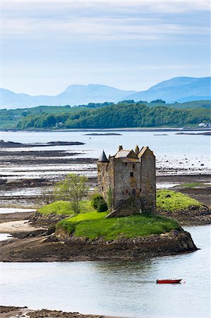 stalker castle - Stalker Castle on Loch Linnhe, 14th century Highland fortress of MacDougall clan, Appin, Argyll in the Highlands of Scotland, United Kingdom, Europe Foto de stock - Con derechos protegidos, Código: 841-07913705