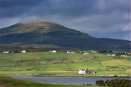 simsearch:841-07913720,k - White croft cottages nestled in hamlet by mountain and Loch Vatten under grey clouds at Roag, Isle of Skye, Inner Hebrides and Western Isles, Scotland, United Kingdom, Europe Photographie de stock - Rights-Managed, Code: 841-07913709