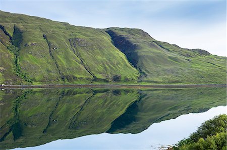 simsearch:841-07913720,k - Mountain slopes reflected in the waters of a loch, Isle of Skye, Inner Hebrides, Highlands and Islands, Scotland, United Kingdom, Europe Photographie de stock - Rights-Managed, Code: 841-07913716