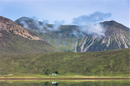 simsearch:841-07913720,k - Small white solitary crofters cottage nestling below mountain range reflected in waters of the loch, Isle of Skye, Inner Hebrides, Highlands and Islands, Scotland, United Kingdom, Europe Photographie de stock - Rights-Managed, Code: 841-07913717