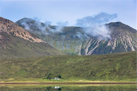 simsearch:841-07913718,k - Small white solitary crofters cottage nestling below mountain range reflected in waters of the loch, Isle of Skye, Inner Hebrides, Highlands and Islands, Scotland, United Kingdom, Europe Photographie de stock - Rights-Managed, Code: 841-07913717