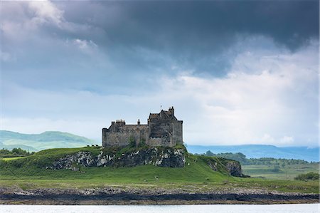 Sound of Mull and Duart Castle, home of Maclean clan, on the Isle of Mull in the Inner Hebrides, Western Isles, Scotland, United Kingdom, Europe Foto de stock - Con derechos protegidos, Código: 841-07913735