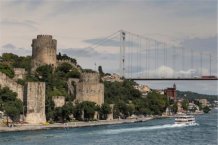 round tower - Rumeli Hisari (Fortress of Europe) and Fatih Sultan Mehmet Suspension Bridge, Hisarustu, Bosphorus Strait, Istanbul, Turkey, Europe Foto de stock - Con derechos protegidos, Código: 841-07913752