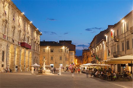 simsearch:841-05848250,k - Piazza Arringo at dusk, Ascoli Piceno, Le Marche, Italy, Europe Foto de stock - Con derechos protegidos, Código: 841-07913897