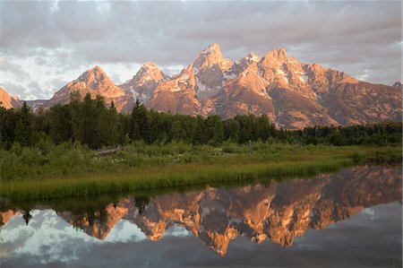 sommets enneigés - Water reflections of the Teton Range, taken from the end of Schwabacker Road, Grand Teton National Park, Wyoming, United States of America, North America Photographie de stock - Rights-Managed, Code: 841-07913907