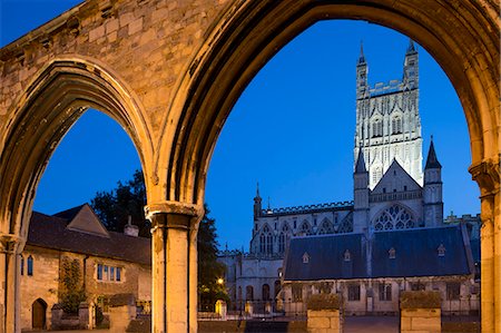 simsearch:841-08031622,k - Gloucester Cathedral viewed through the Infirmary Arches at night, Gloucester, Gloucestershire, England, United Kingdom, Europe Stockbilder - Lizenzpflichtiges, Bildnummer: 841-07913958