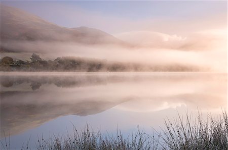 simsearch:841-06344705,k - Misty morning over Loweswater in autumn in the Lake District National Park, Cumbria, England, United Kingdom, Europe Photographie de stock - Rights-Managed, Code: 841-08031478