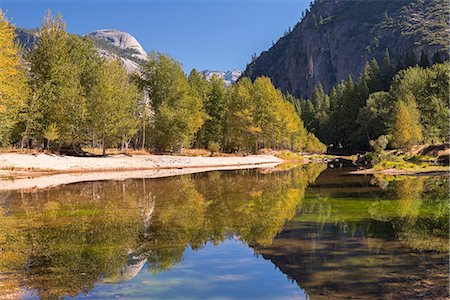 simsearch:6119-08267459,k - Autumn colours along the banks of the River Merced, Yosemite Valley, California, United States of America, North America Foto de stock - Con derechos protegidos, Código: 841-08031517