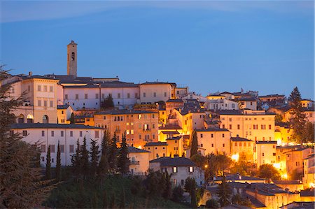 simsearch:841-08031537,k - View of Spoleto at dusk, Umbria, Italy, Europe Foto de stock - Con derechos protegidos, Código: 841-08031540