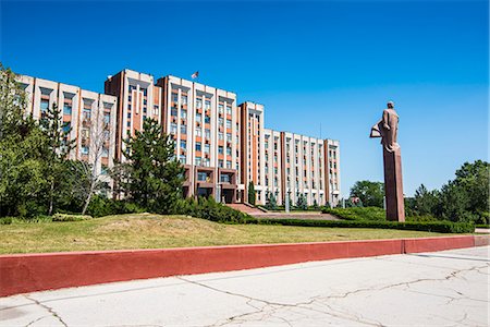 Transnistria Parliament building in Tiraspol, with a statue of Vladimir Lenin in front, Transnistria, Moldova, Europe Photographie de stock - Rights-Managed, Code: 841-08031581