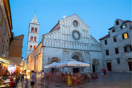 simsearch:841-06449222,k - The Cathedral of St. Anastasia (Katedrala sv Stosije) illuminated at dusk, Stari Grad (Old Town), Zadar, Dalmatia, Croatia, Europe Foto de stock - Con derechos protegidos, Código: 841-08059394