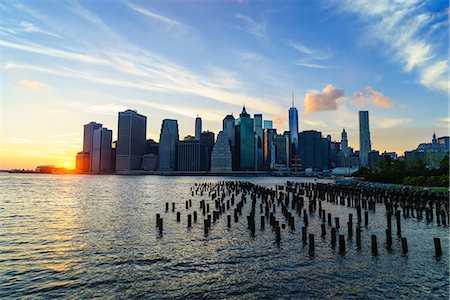 simsearch:841-08240168,k - Lower Manhattan skyline at sunset, the remains of old warehouse pilings in the foreground, New York, United States of America, North America Photographie de stock - Rights-Managed, Code: 841-08059593