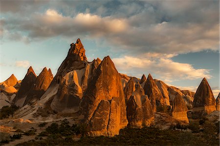 Volcanic desert landscape and its fabulous geographical structures caught in evening light, Goreme, Cappadocia, Anatolia, Turkey, Asia Minor, Eurasia Foto de stock - Con derechos protegidos, Código: 841-08059622