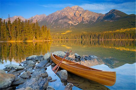 simsearch:841-08438786,k - Canoe at Pyramid Lake with Pyramid Mountain in the background, Jasper National Park, UNESCO World Heritage Site, Alberta, The Rocky Mountains, Canada, North America Foto de stock - Con derechos protegidos, Código: 841-08101721