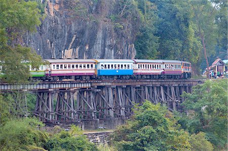 River Kwai train crossing the Wampoo Viaduct on the Death Railway above the River Kwai valley near Nam Tok, Kanchanaburi, Thailand, Southeast Asia, Asia Fotografie stock - Rights-Managed, Codice: 841-08101749