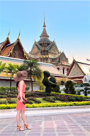 simsearch:841-09163353,k - A young woman at Wat Pho temple in Bangkok, Thailand, Southeast Asia, Asia Photographie de stock - Rights-Managed, Code: 841-08101752