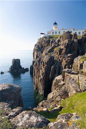 View to the clifftop lighthouse at Neist Point, near Glendale, Isle of Skye, Inner Hebrides, Highland, Scotland, United Kingdom, Europe Stockbilder - Lizenzpflichtiges, Bildnummer: 841-08101777