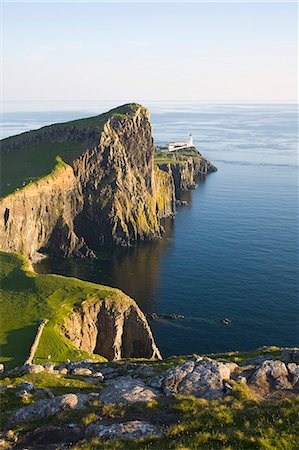 View to the clifftop lighthouse at Neist Point, near Glendale, Isle of Skye, Inner Hebrides, Highland, Scotland, United Kingdom, Europe Photographie de stock - Rights-Managed, Code: 841-08101778