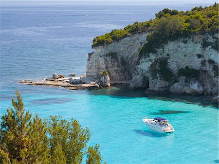 View from hillside over secluded Voutoumi Bay, solitary boat at anchor, Antipaxos, Paxi, Corfu, Ionian Islands, Greek Islands, Greece, Europe Foto de stock - Con derechos protegidos, Código: 841-08101784