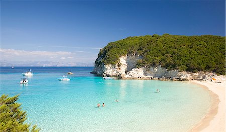 fondeado - View across the clear turquoise waters of Vrika Bay, Antipaxos, Paxi, Corfu, Ionian Islands, Greek Islands, Greece, Europe Foto de stock - Con derechos protegidos, Código: 841-08101782