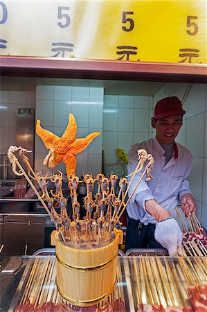 simsearch:841-03871453,k - Scorpions, seahorses, starfish and other delicacies on skewers for sale at Wangfujing Street night market, Beijing, China, Asia Photographie de stock - Rights-Managed, Code: 841-08101926