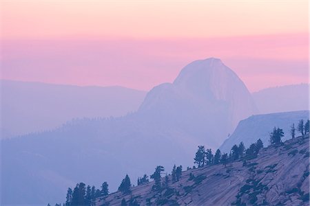 Half Dome at sunset, the mountain partially obscurred by smoke from the 2014 Dog Rock wildfire, Yosemite National Park, UNESCO World Heritage Site, California, United States of America, North America Foto de stock - Direito Controlado, Número: 841-08101960