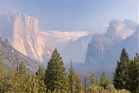 Yosemite Valley choked with smoke from the Dog Rock Wildfire, Yosemite National Park, UNESCO World Heritage Site, California, United States of America, North America Foto de stock - Con derechos protegidos, Código: 841-08102019
