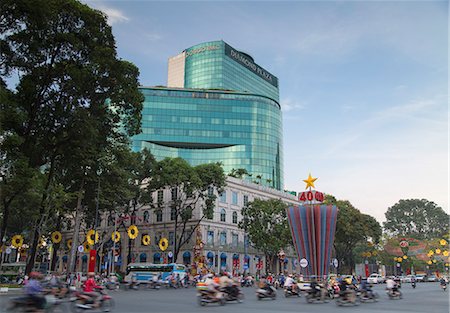 Traffic passing Diamond Plaza, Ho Chi Minh City, Vietnam, Indochina, Southeast Asia, Asia Stockbilder - Lizenzpflichtiges, Bildnummer: 841-08102095