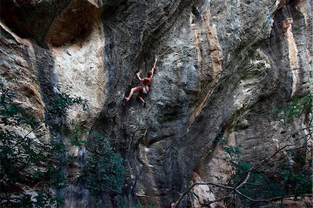 précaire - A climber scaling limestone cliffs in the jungle at Serra do Cipo, Minas Gerais, Brazil, South America Photographie de stock - Rights-Managed, Code: 841-08102099