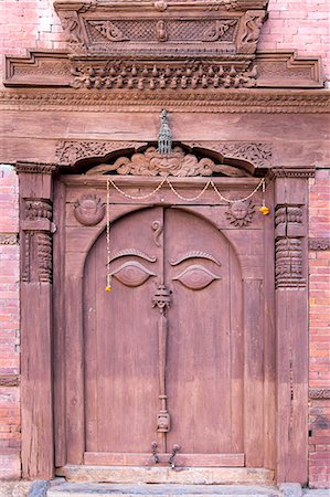 symmetrisch - Orate wooden door in the Hanuman Dhoka Royal Palace Complex, Kathmandu, Nepal, Asia Stock Photo - Rights-Managed, Code: 841-08102113