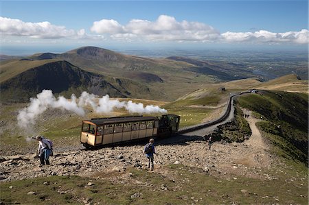Snowdon Mountain Railway train and the Llanberis path, Snowdon, Snowdonia National Park, Gwynedd, Wales; United Kingdom, Europe Stockbilder - Lizenzpflichtiges, Bildnummer: 841-08102192