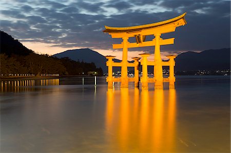 shinto - The floating Miyajima torii gate of Itsukushima Shrine at dusk, UNESCO World Heritage Site, Miyajima Island, Western Honshu, Japan, Asia Foto de stock - Direito Controlado, Número: 841-08102268