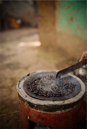 detail - Freshly roasting coffee, Omorate, Omo Valley, Ethiopia, Africa Foto de stock - Con derechos protegidos, Código: 841-08102274