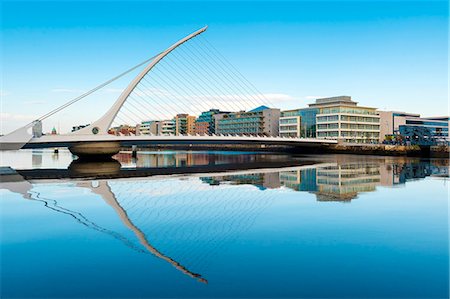 symmetrisch - Samuel Beckett Bridge over the River Liffey, Dublin, County Dublin, Republic of Ireland, Europe Stockbilder - Lizenzpflichtiges, Bildnummer: 841-08102317