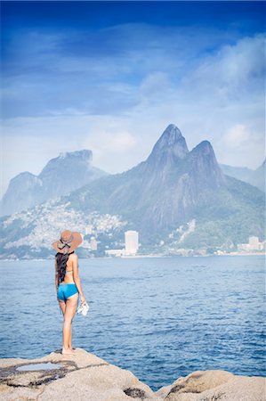 simsearch:841-03060689,k - A 20-25 year old young Brazilian woman standing on the Arpoador rocks with Ipanema and the Morro Dois Irmaos hills in the distance, Rio de Janeiro, Brazil, South America Stockbilder - Lizenzpflichtiges, Bildnummer: 841-08211500