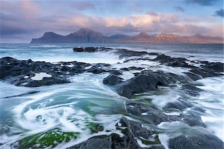 danemark - Waves crash against the rocky shores of Gjogv in the Faroe Islands, Denmark, Europe Foto de stock - Con derechos protegidos, Código: 841-08211742