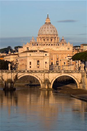 simsearch:841-08211816,k - St. Peter's Basilica, the River Tiber and Ponte Sant'Angelo, Rome, Lazio, Italy, Europe Photographie de stock - Rights-Managed, Code: 841-08211820