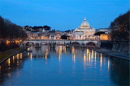 St. Peter's Basilica, the River Tiber and Ponte Sant'Angelo at night, Rome, Lazio, Italy, Europe Photographie de stock - Rights-Managed, Code: 841-08211821