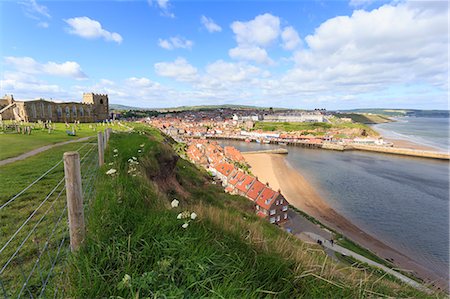 St. Mary's Church and churchyard with view across Tate Hill Beach and town houses to West Cliff, Whitby, North Yorkshire, England, United Kingdom, Europe Stockbilder - Lizenzpflichtiges, Bildnummer: 841-08220818