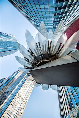 Glass and metal Lotus installation in front of HSBC Bank with surrounding new skyscrapers in Jianggan district, Hangzhou, Zhejiang, China, Asia Foto de stock - Direito Controlado, Número: 841-08220830