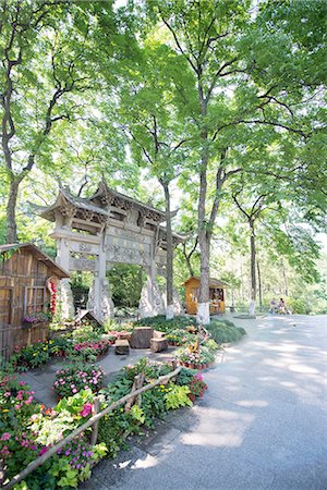 simsearch:841-08220829,k - Traditional Chinese stone gate, lush surroundings and floral decorations at Wansong Academy, Hangzhou, Zhejiang, China, Asia Photographie de stock - Rights-Managed, Code: 841-08220833