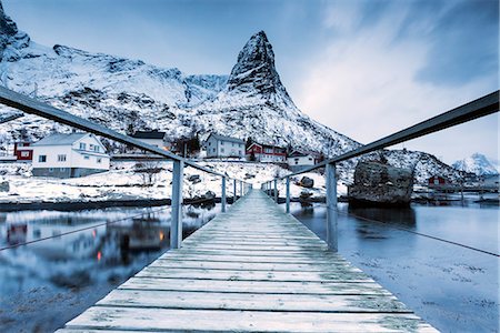 simsearch:841-08059503,k - A bridge over the cold sea connects a typical fishing village. Reine, Lofoten Islands, Northern Norway, Scandinavia, Arctic, Europe Photographie de stock - Rights-Managed, Code: 841-08220864