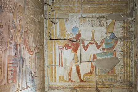 Bas relief of Pharaoh Seti I making an offering to the seated God Horus on right, Temple of Seti I, Abydos, Egypt, North Africa, Africa Foto de stock - Con derechos protegidos, Código: 841-08220996