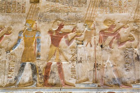 simsearch:841-08243952,k - Bas-relief, Pharaoh Seti I between images of God Amun, Temple of Seti I, Abydos, Egypt, North Africa, Africa Photographie de stock - Rights-Managed, Code: 841-08220997