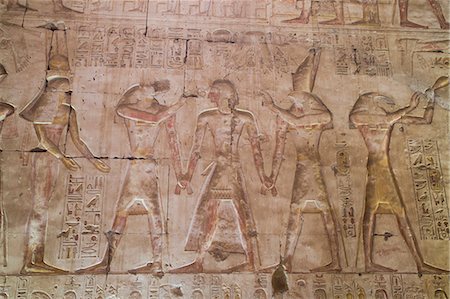 egyptian ethnicity - Bas-relief of Pharaoh Seti I in center with Egyptian Gods, Temple of Seti I, Abydos, Egypt, North Africa, Africa Foto de stock - Con derechos protegidos, Código: 841-08220992