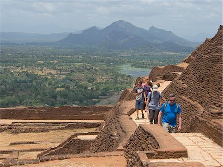 Tourists visit the ancient city of Sigiriya, with carvings on a rock in a mountain fortress, UNESCO World Heritage Site, Sri Lanka, Asia Foto de stock - Con derechos protegidos, Código: 841-08239981
