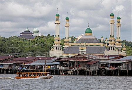 simsearch:841-08240160,k - Tourist boat past the Jame' Asr Hassanil Bolkiah mosque in Bandar Seri Begawan, Brunei, Southeast Asia, Asia Photographie de stock - Rights-Managed, Code: 841-08244079