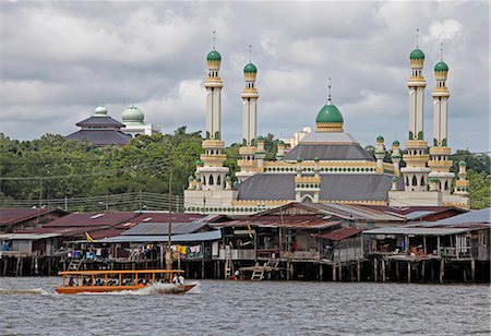 Tourist boat past the Jame' Asr Hassanil Bolkiah mosque in Bandar Seri Begawan, Brunei, Southeast Asia, Asia Foto de stock - Con derechos protegidos, Código: 841-08244079