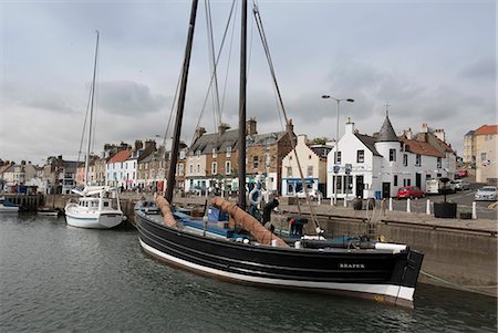 fife - Sailing Herring Drifter moored in harbour, Anstruther, Fife Coast, Scotland, United Kingdom, Europe Foto de stock - Con derechos protegidos, Código: 841-08244116