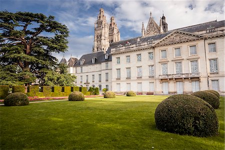 Looking across the gardens of Musee des Beaux Arts with Saint Gatien cathedral behind, Tours, Indre et Loire, Centre, France, Europe Foto de stock - Con derechos protegidos, Código: 841-08240178